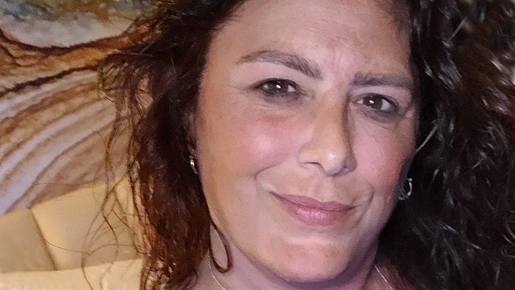 Close-up selfie of Kkidney cancer survivor Becky Van Curen