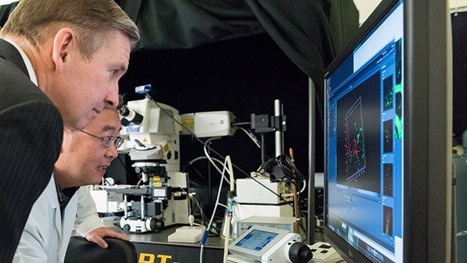 Peter Pisters visits the Molecular Cellular Oncology laboratory