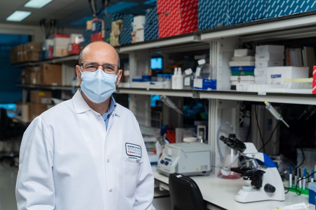 Scientist Eyal Gottlieb, Ph.D., stands facing the camera in a lab at MD Anderson. 