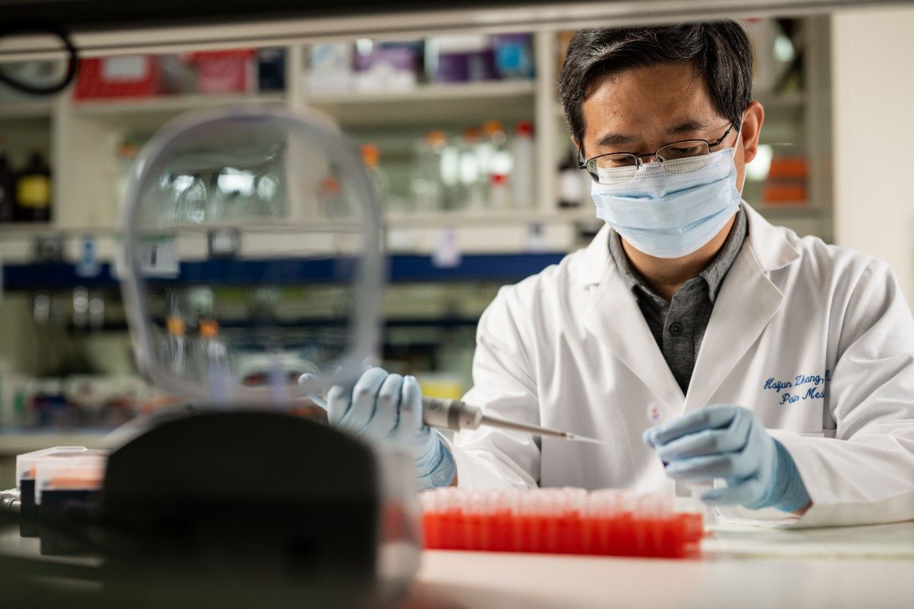 Daozhong Jin, Ph.D., works in the lab
